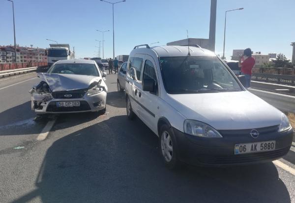 Sivas'ta 6 araç birbirine girdi