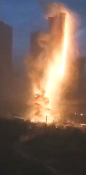 Çin'de, gökdelene yıldırım düştü