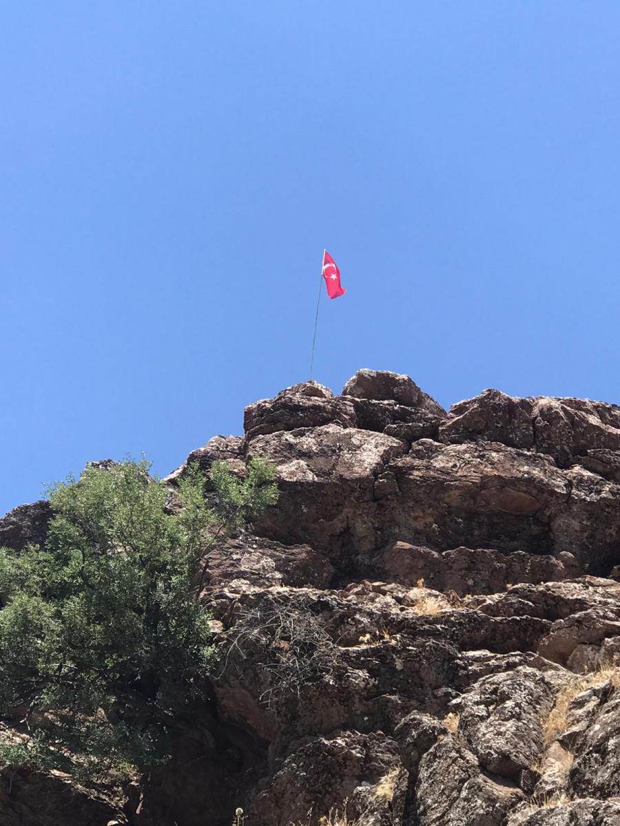 Batman'da memleketine döndü, köyünü bayraklarla donattı