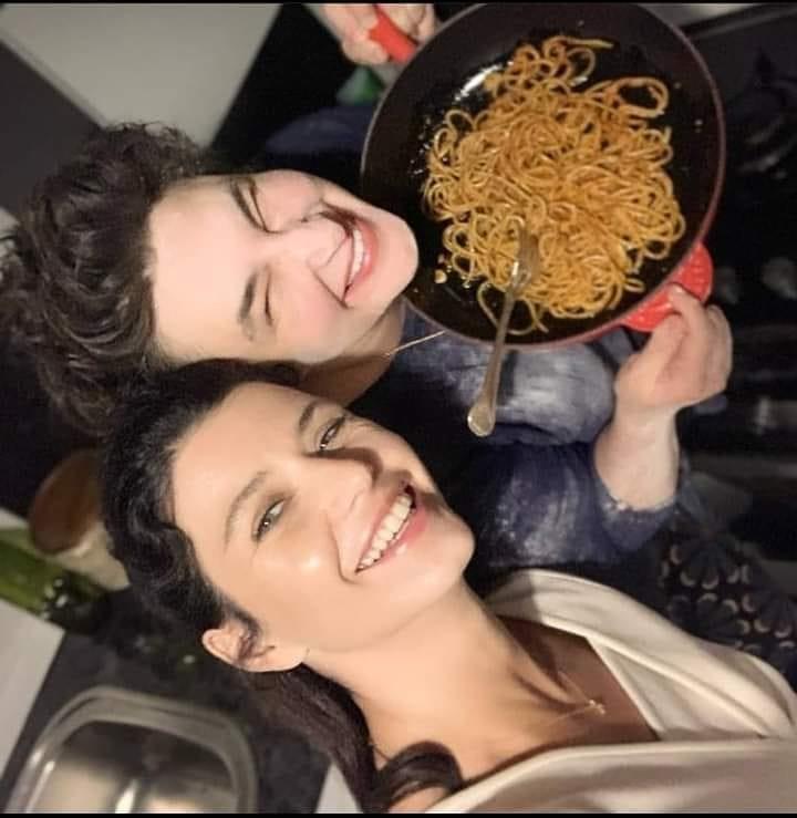 Esra Dermancıoğlu'ndan Beren Saat paylaşımı