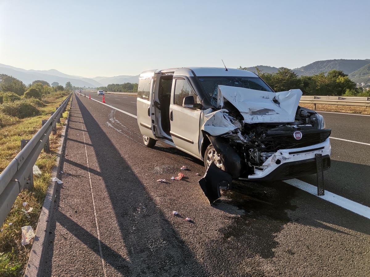 TEM'de hafif ticari araç ile tır çarpıştı: 3 yaralı
