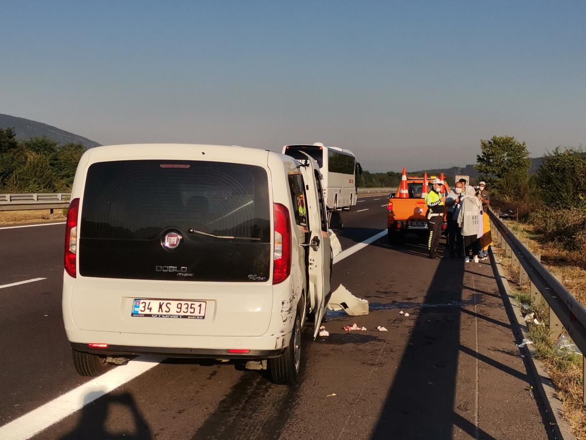 TEM'de hafif ticari araç ile tır çarpıştı: 3 yaralı