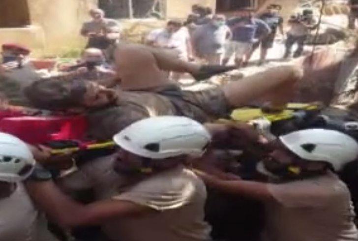 Beyrut'ta enkaz altında kalan kişinin kurtarılma anı