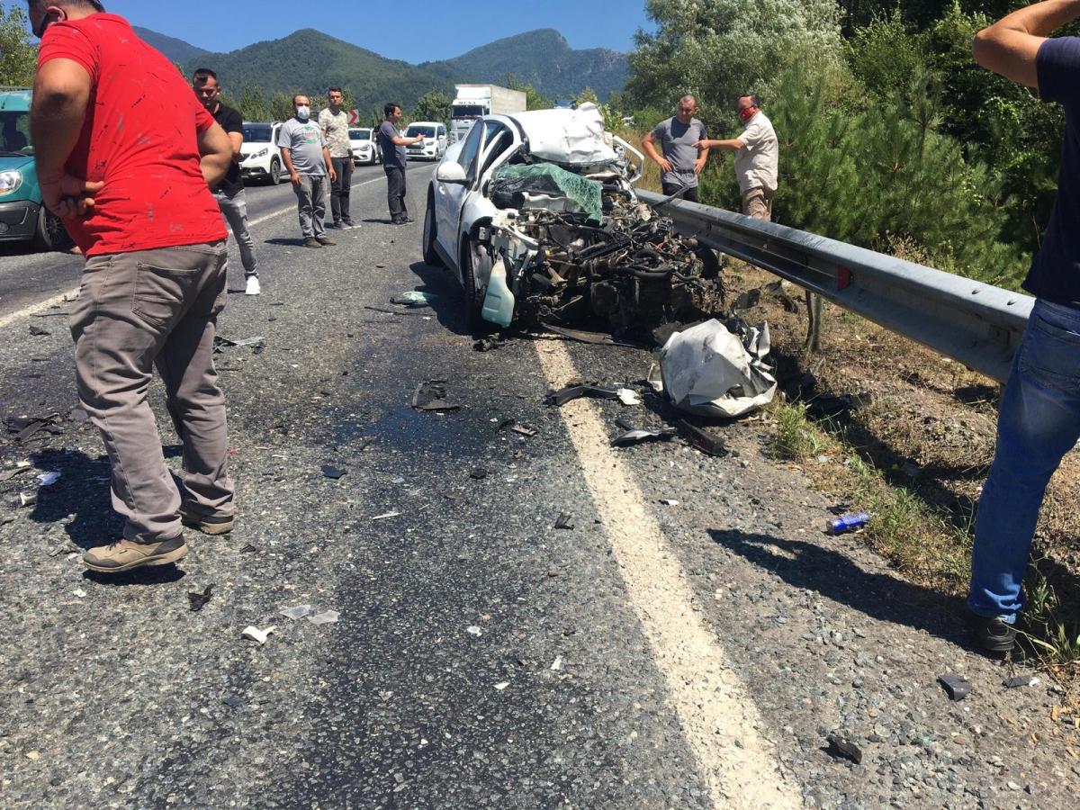Karabük’te otomobille kamyon çarpıştı: 2 ölü, 3 yaralı