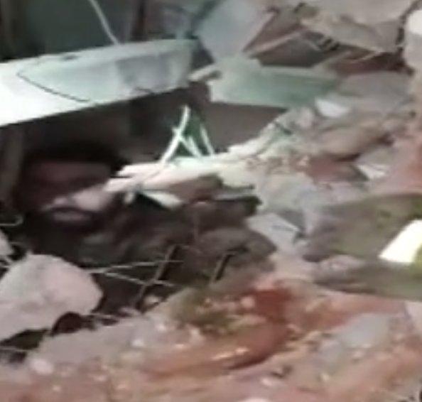 Beyrut'ta enkaz altında kalan kişinin kurtarılma anı