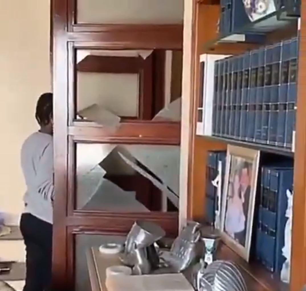 Lübnanlı kadın, patlamanın ardından evinde piyano çaldı