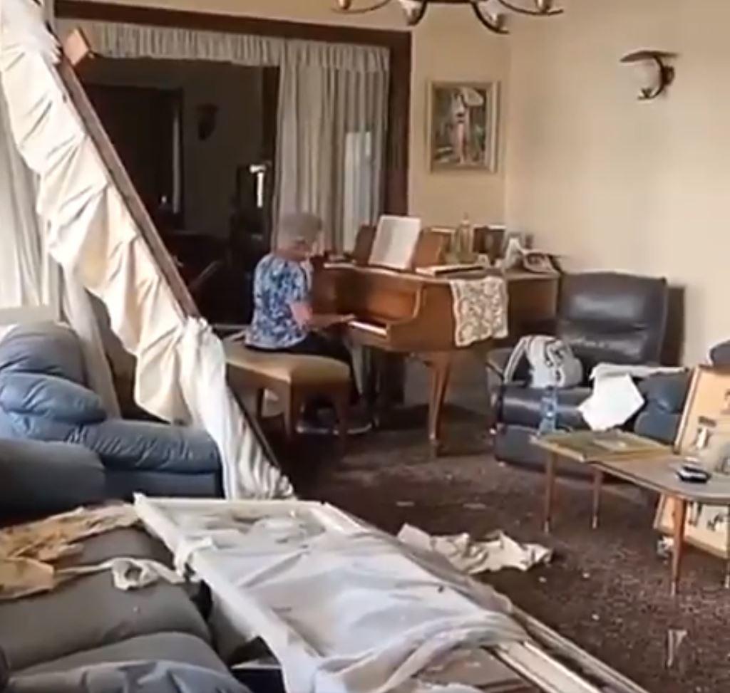 Lübnanlı kadın, patlamanın ardından evinde piyano çaldı