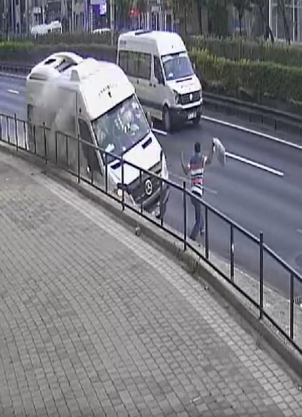 Bursa'da ölümden saniyelerle kurtulan işçi kamerada