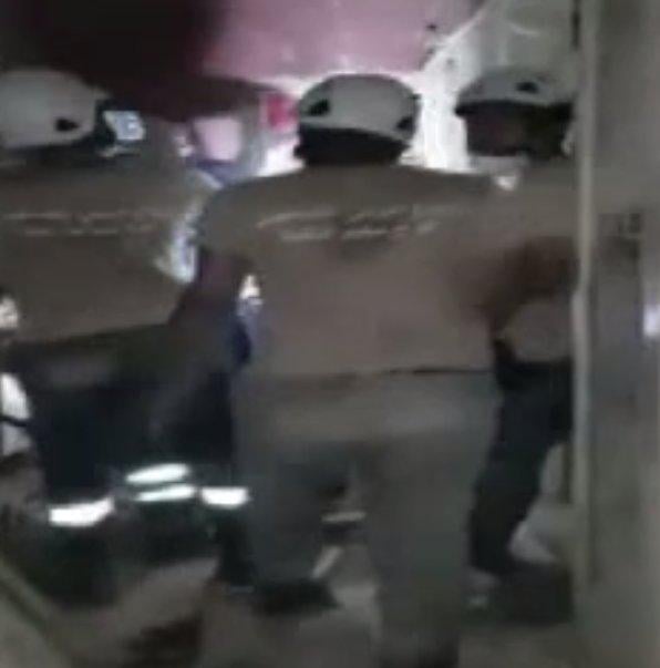 Beyrut'ta enkaz altında kalan kişinin kurtarılma anı