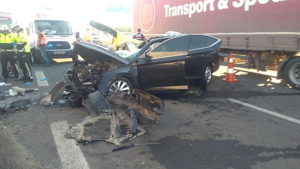 Bolu’da otomobil tırın altına girdi: 3 ölü, 1 yaralı