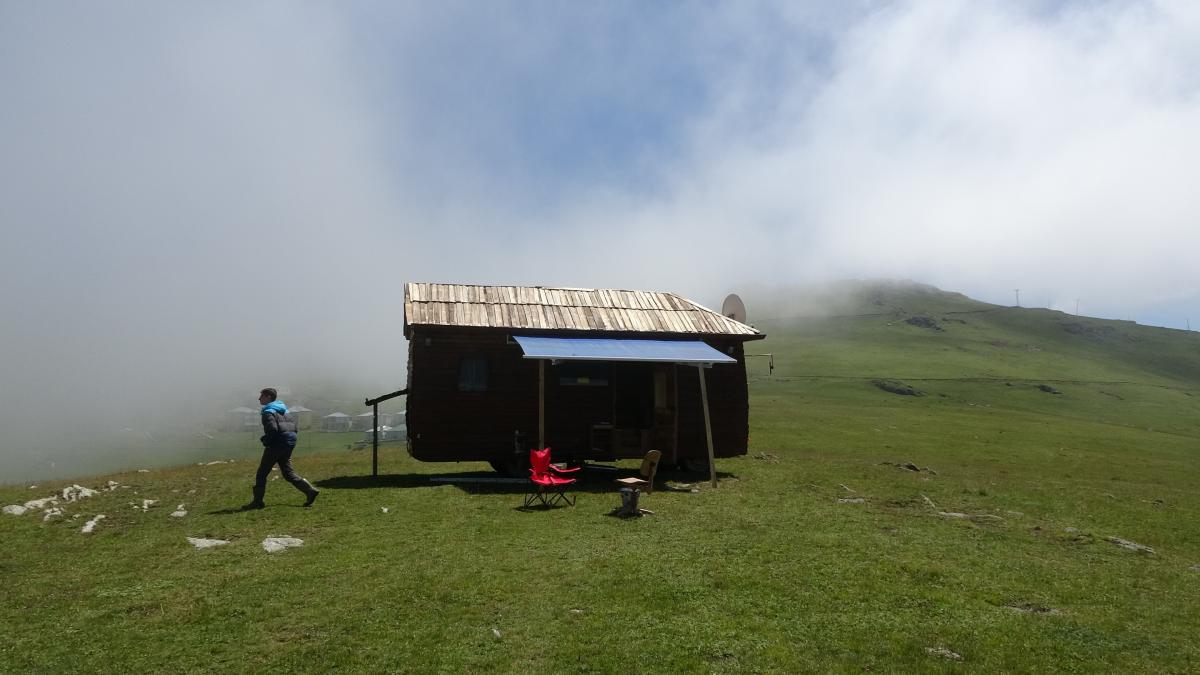 Trabzon'da yürüyen evi görenler gözlerine inanamıyor