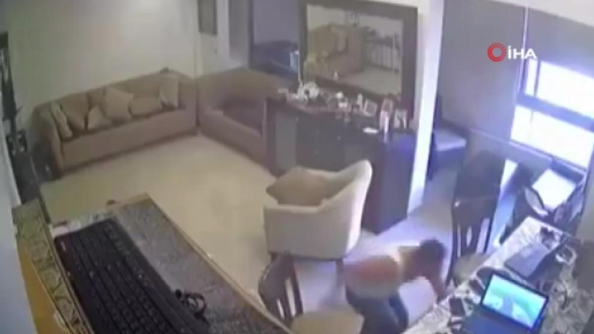 Lübnanlı babanın patlamada çocuğunu koruma anları