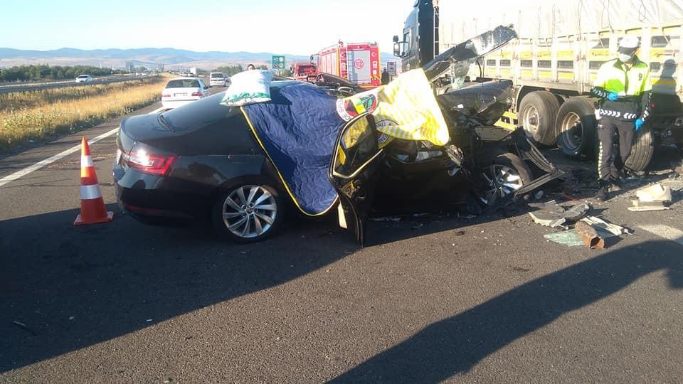 Bolu’da otomobil tırın altına girdi: 3 ölü, 1 yaralı