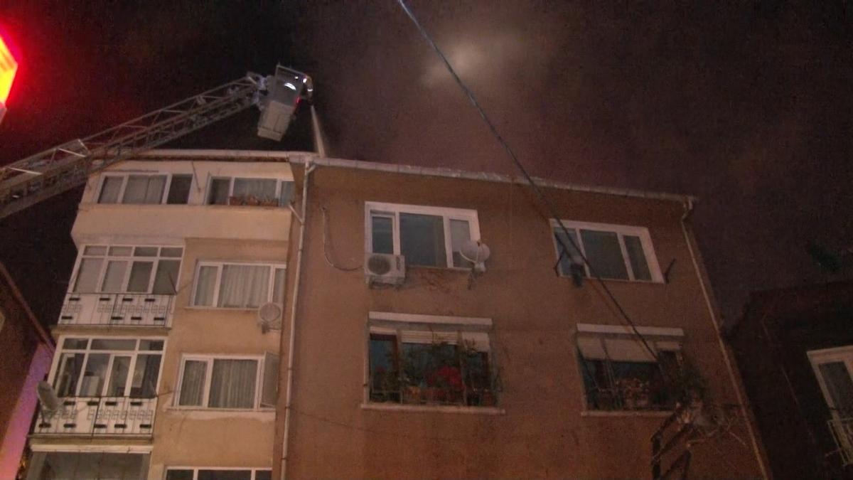 Beşiktaş'ta bir binanın çatı katında yangın çıktı