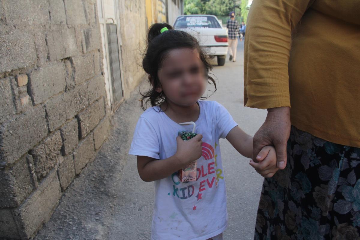 Adana’da çocuğunun gözü önünde eşini darbetti