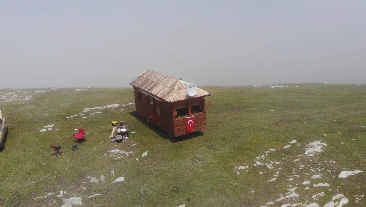 Trabzon'da yürüyen evi görenler gözlerine inanamıyor
