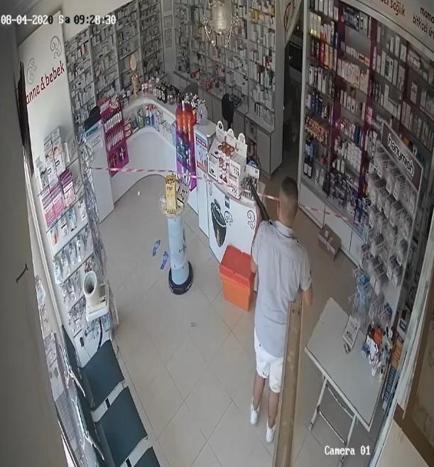Antalya'da, eczaneye pompalıyla saldıran şahıs tutuklandı