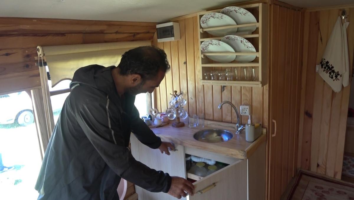 Trabzon'da yürüyen evi görenler gözlerine inanamıyor