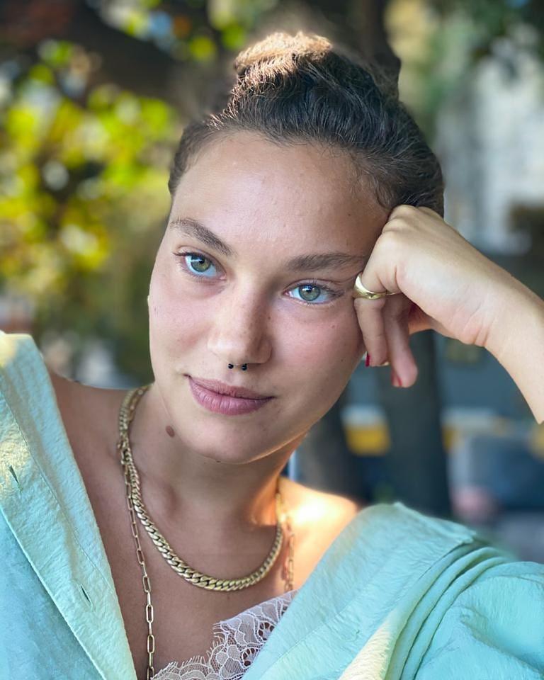 Makyajsız Melisa Şenolsun