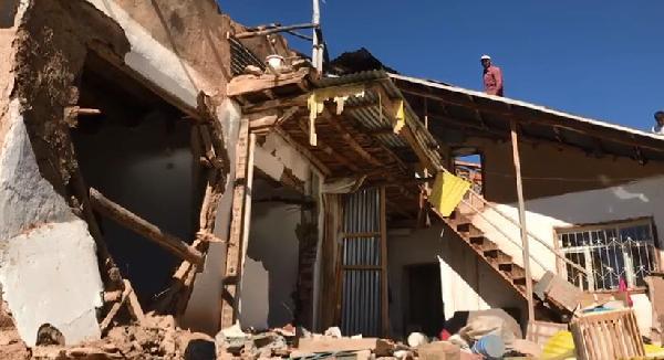 Sivas'ta evleri yanan aile gözyaşlarına boğuldu