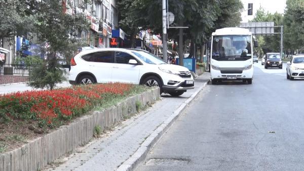 İstanbul'da araçlar, kaldırımlara park ediliyor