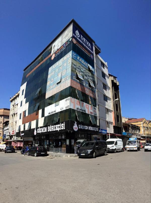 Zonguldak'ta vinçten düşen tabelacı öldü