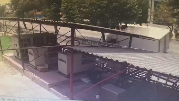 Avcılar'da kamyonun parçalandığı kaza kamerada