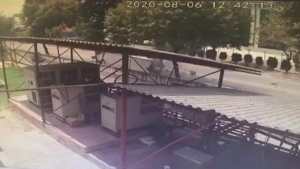 Avcılar'da kamyonun parçalandığı kaza kamerada
