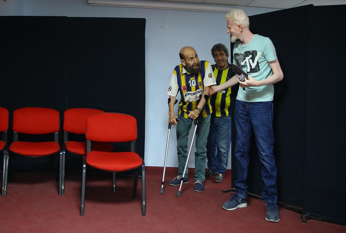 Tiyatrocu Uğurtan Sayıner, hastaneye kaldırıldı