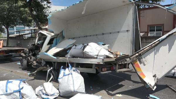 Avcılar'da kamyonun parçalandığı kaza kamerada
