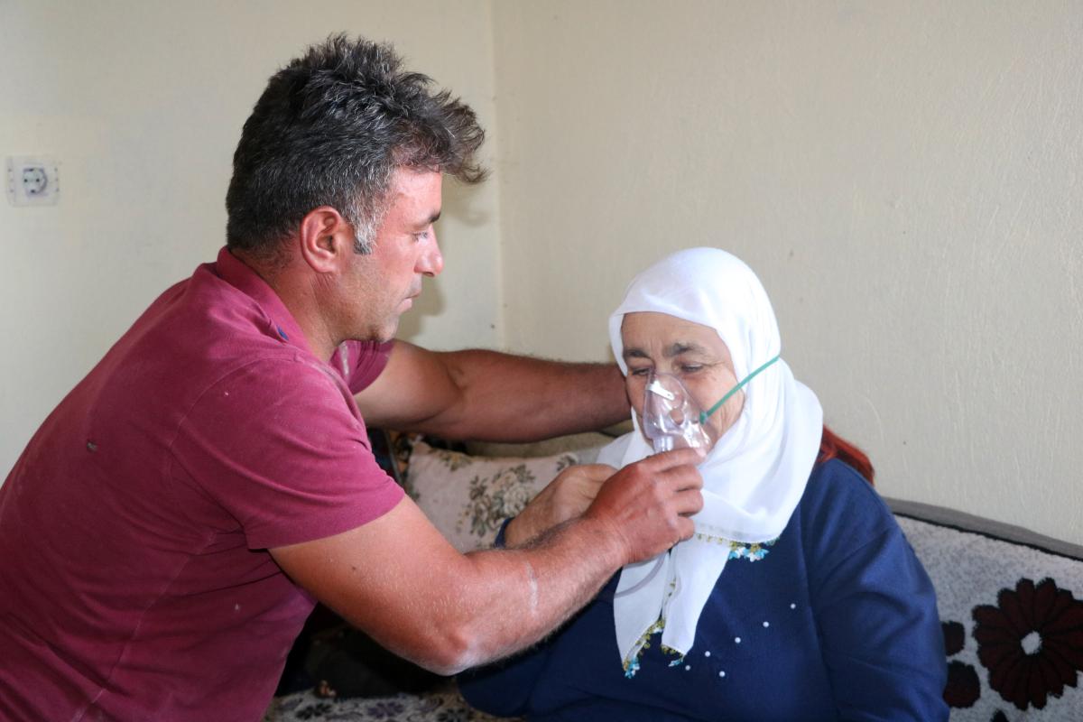 Yozgat'ta Koah hastasının hayatı, otomobil aküsüne bağlı