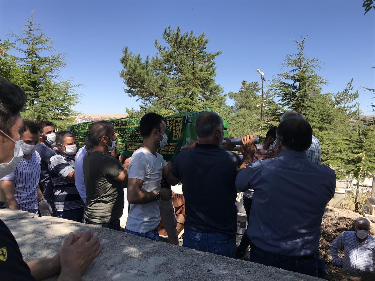 Antalya'da, ağabeyinin öldürdüğü Seyit Taha defnedildi