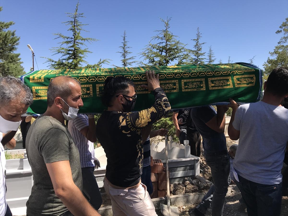 Antalya'da, ağabeyinin öldürdüğü Seyit Taha defnedildi