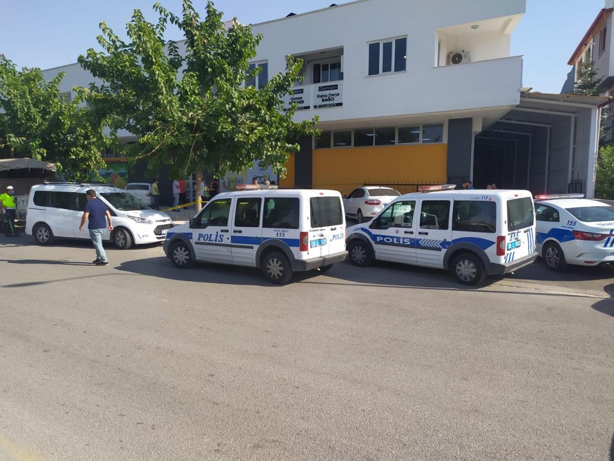 Denizli'de silahlı saldırı: 1'i polis 2 yaralı