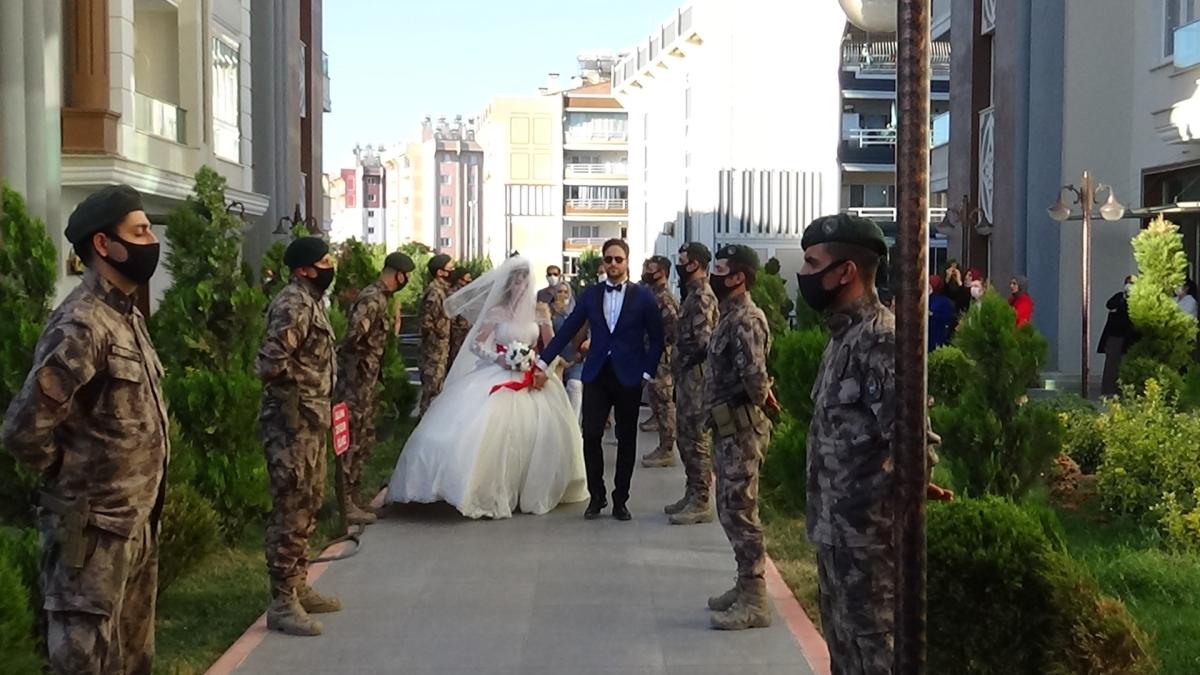 Şehit kardeşini, özel harekat polisleri düğüne uğurladı