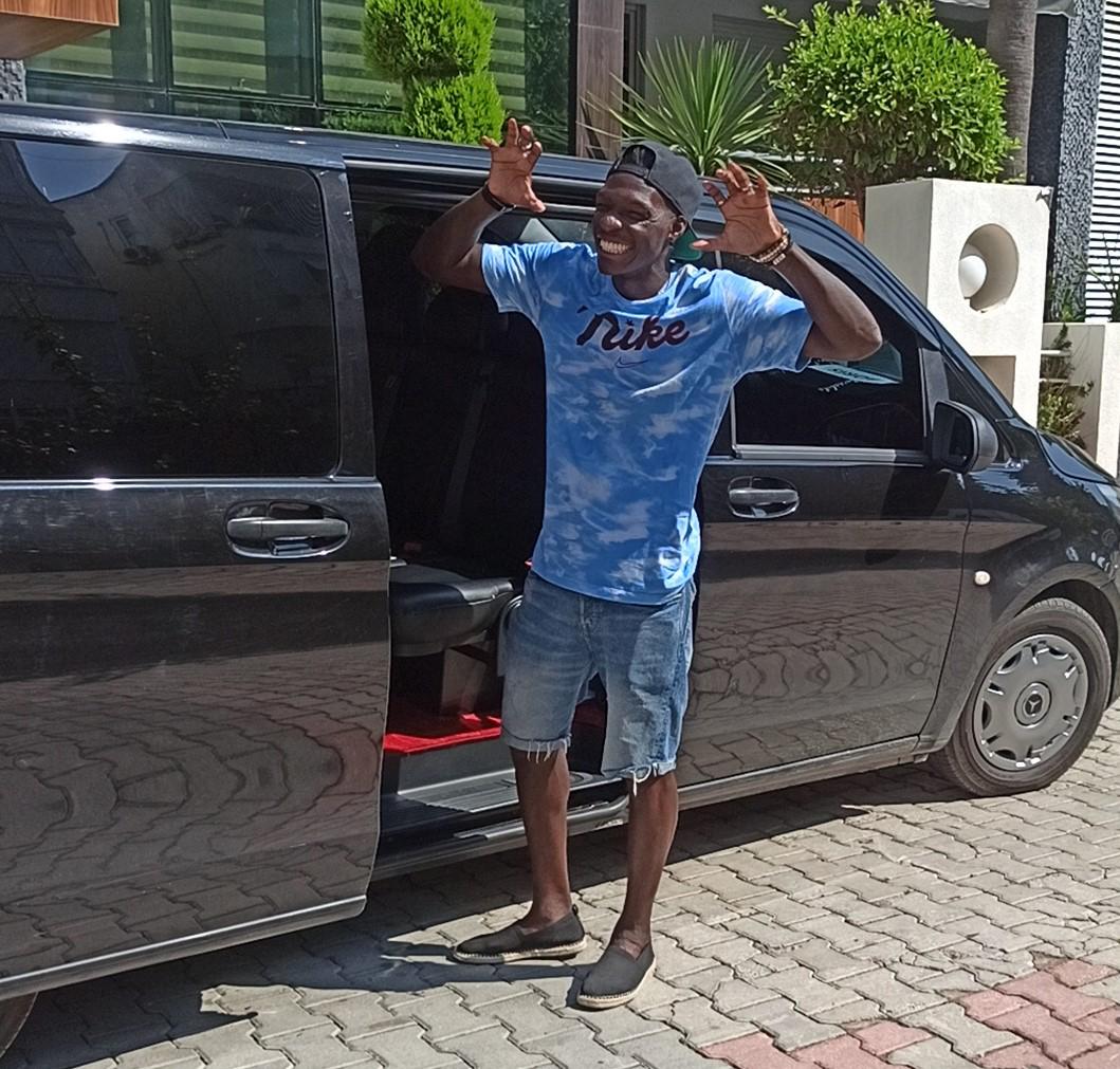 N'Sakala formayı giymeden kartal pozunu verdi