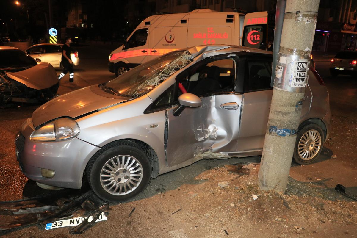 Adana'da kazada yaralanan kişi telefonuna sarıldı