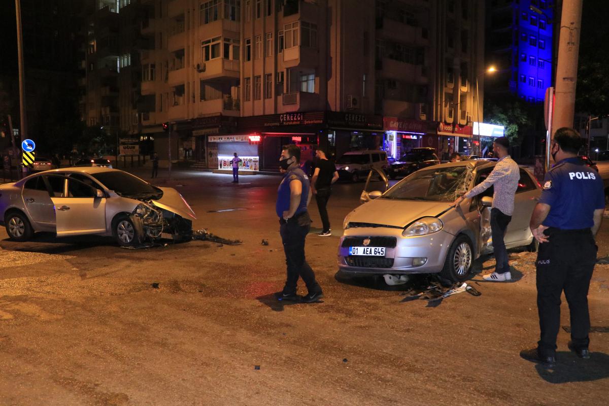 Adana'da kazada yaralanan kişi telefonuna sarıldı