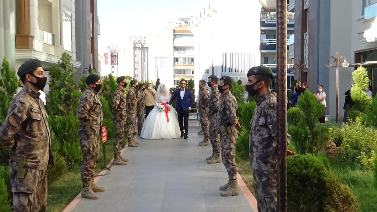 Şehit kardeşini, özel harekat polisleri düğüne uğurladı