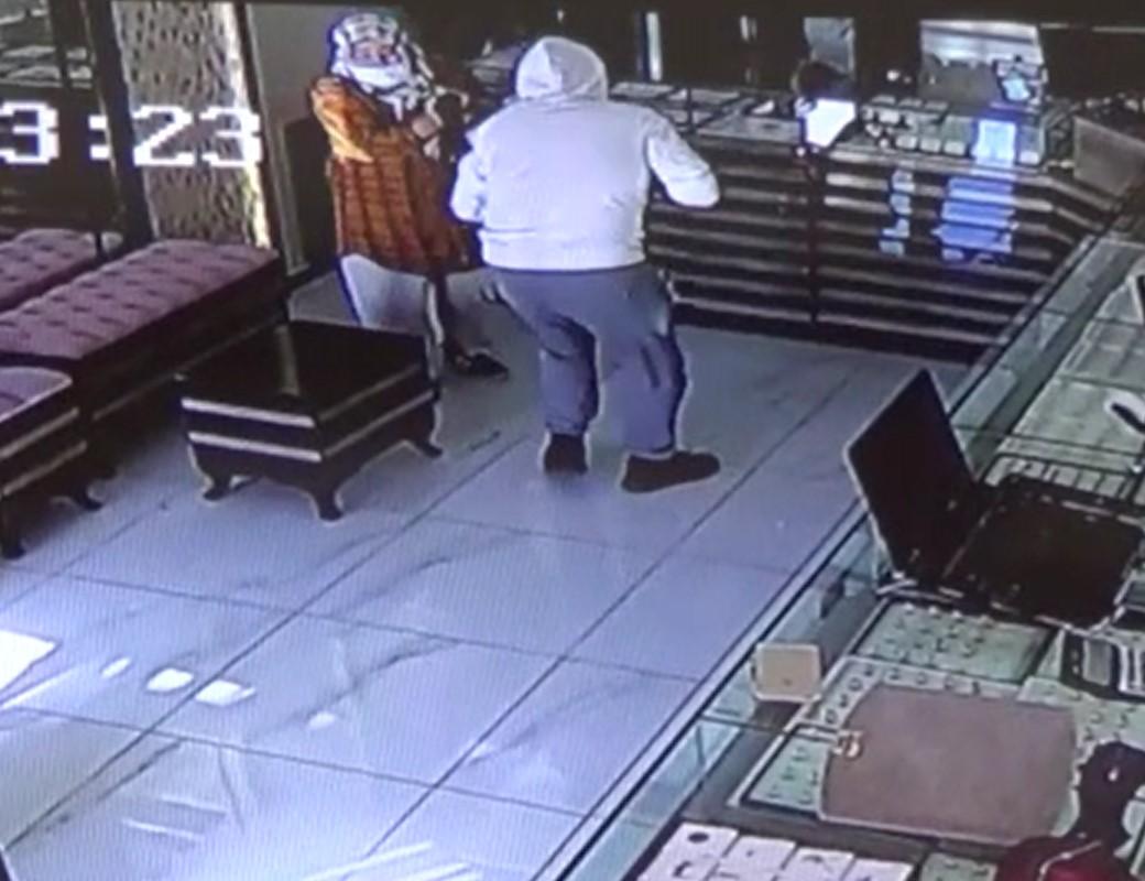 Konya'da hırsız kuyumcuya girdi: Vurulup polise verildi