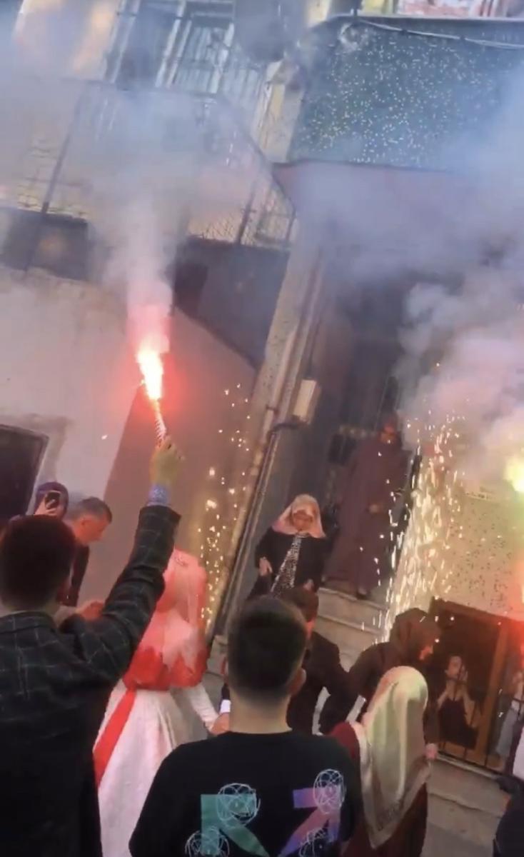 İstanbul’dan gelin alan grup, ortalığı toza dumana kattı