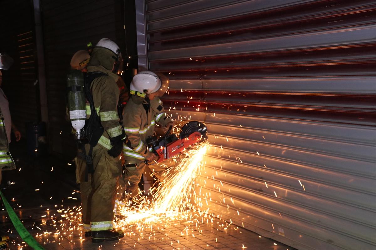İzmir'de bir dükkanda yangın çıktı