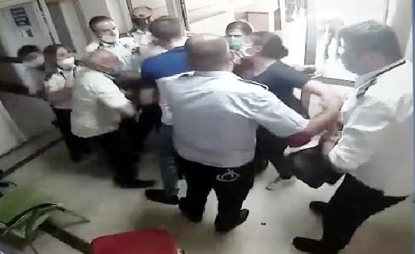 Gaziantep'te hasta yakını, güvenlik görevlisine saldırdı