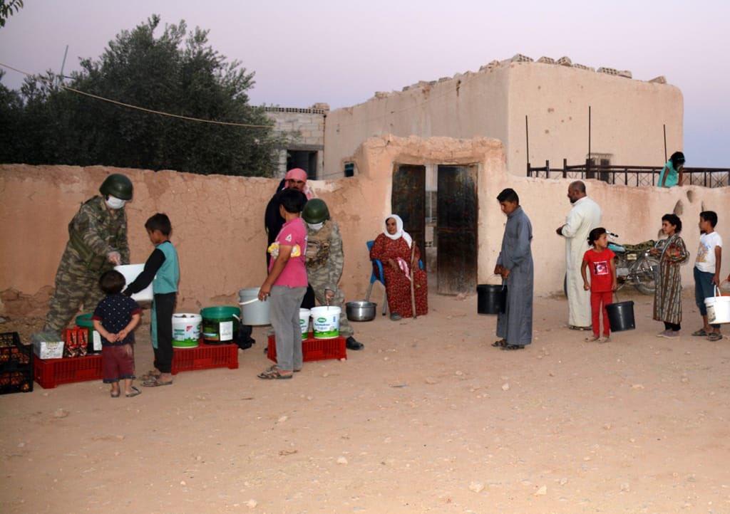 Türk askeri yemeğini Suriyelilerle paylaşıyor