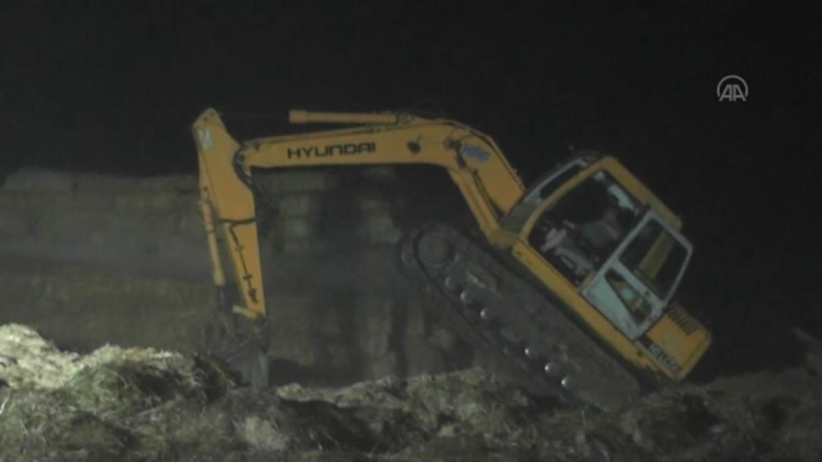 İzmir'de bir çiftlikte bulunan 3 ton saman yandı