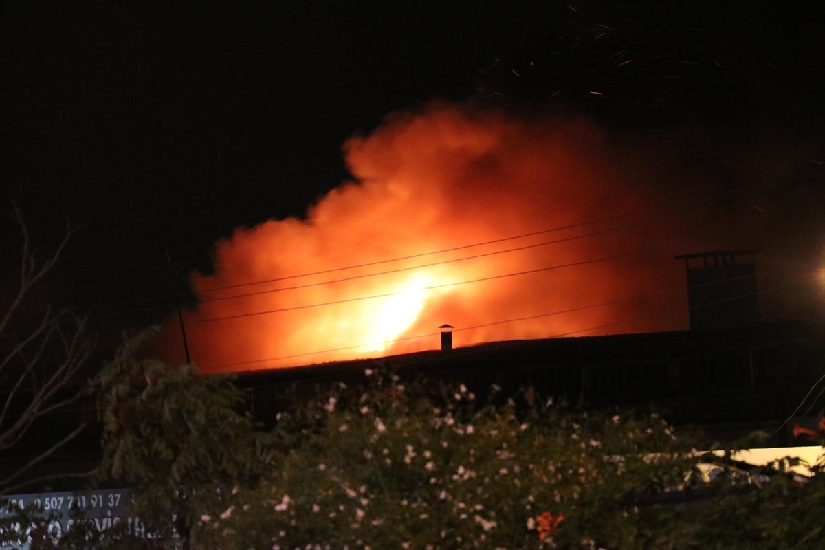 İzmir'de bir dükkanda yangın çıktı