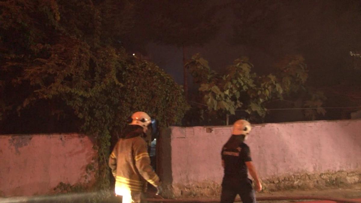 Ataşehir'de bir gecekonduda yangın çıktı