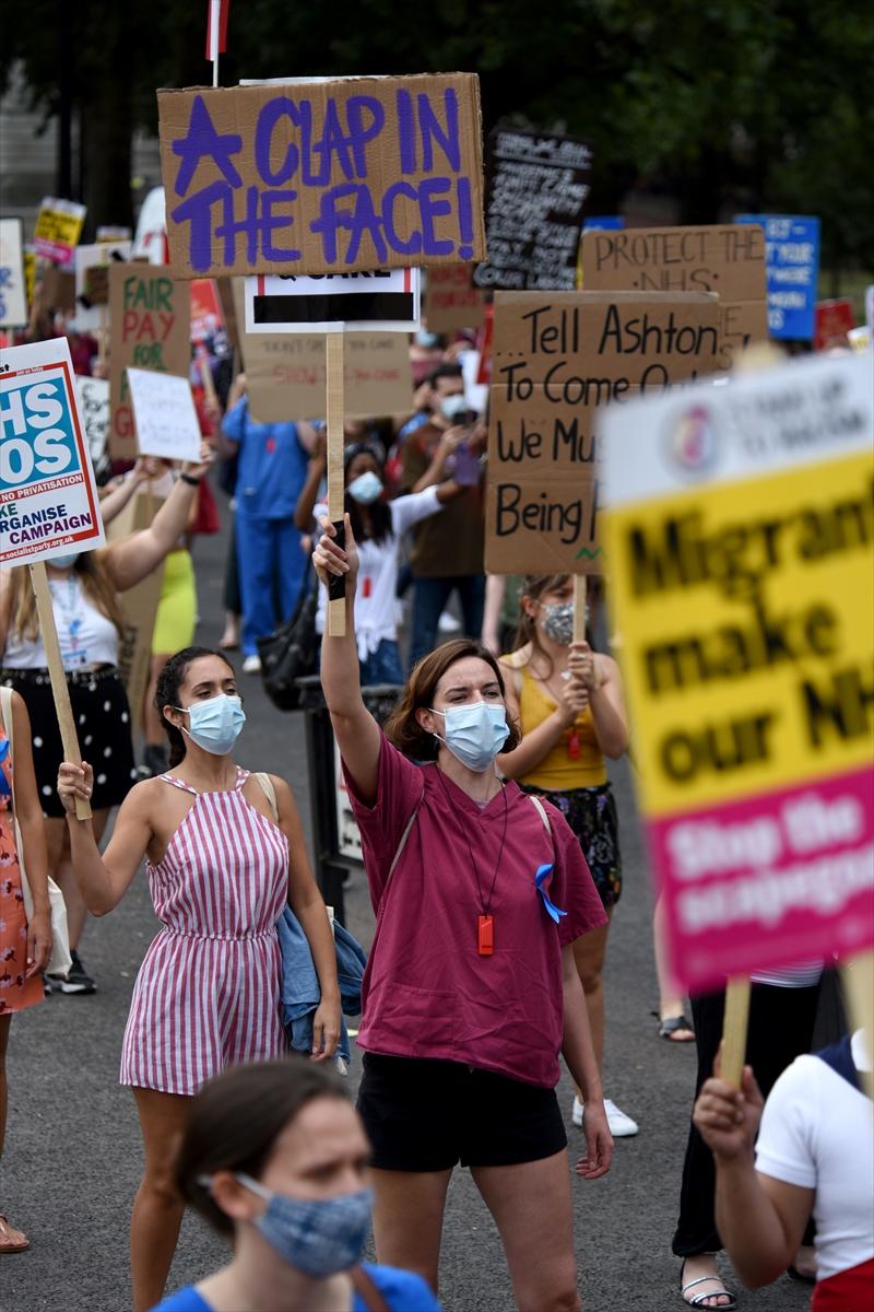 İngiltere'nin başkentinde hemşirelerin zam protestosu