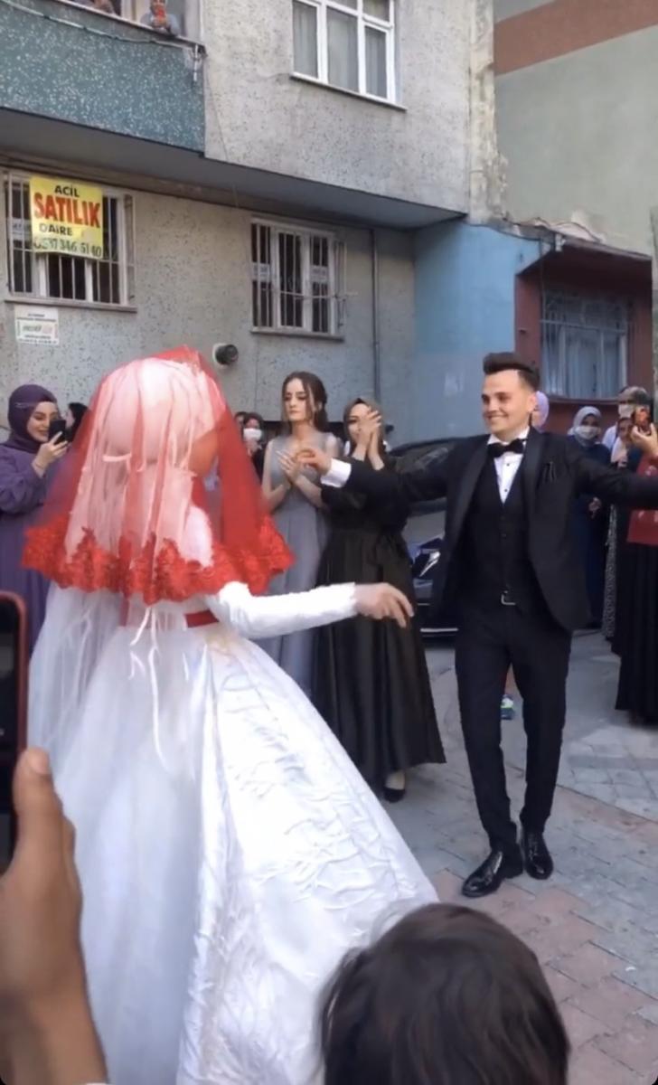 İstanbul’dan gelin alan grup, ortalığı toza dumana kattı