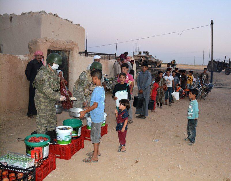 Türk askeri yemeğini Suriyelilerle paylaşıyor